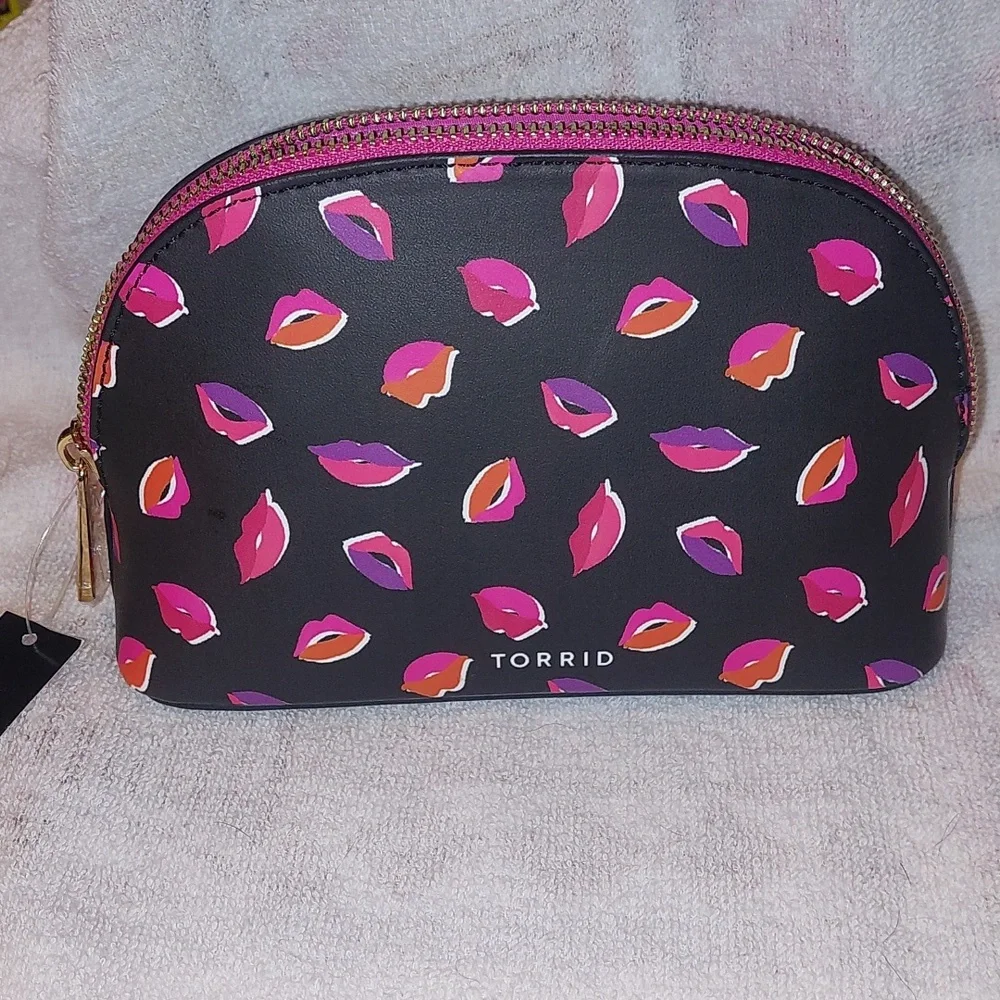Torrid Lips Pink &  Red Makeup Bag NWT - Picture 3 of 11